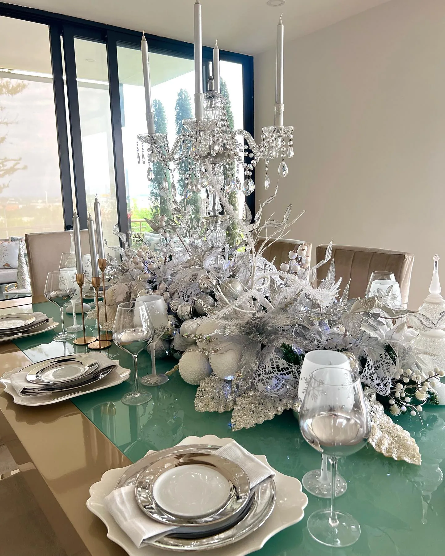 Mesa de evento en tonos claros